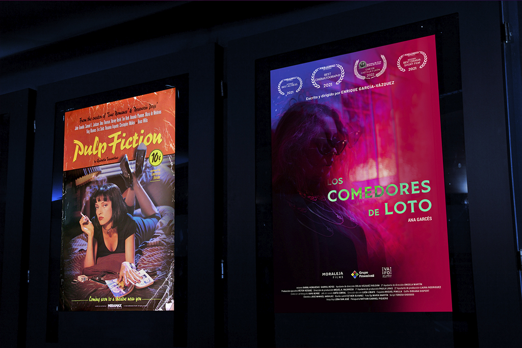 Segundo mockup del diseño del cartel de "Comedores de loto" teniendo un efecto de luces y colores