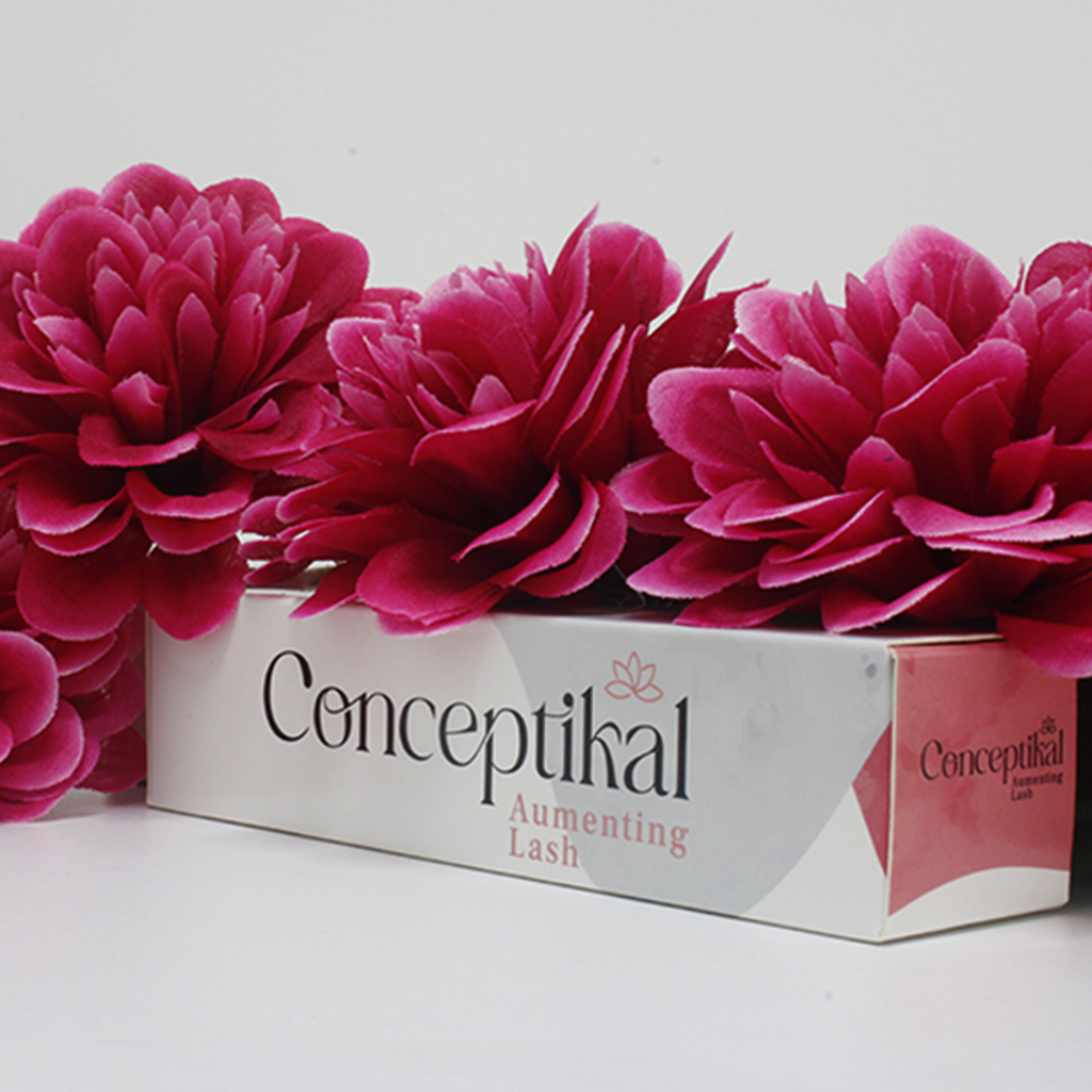 Fotografía del sérum de pestañas llamado "Aumenting Lash" de "conceptikal" mostrando el diseño del packaging