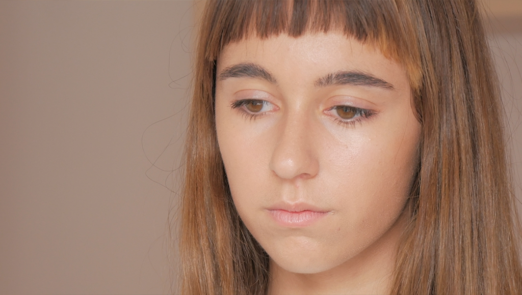 Fotograma del cortometraje "no tengas miedo a llorar" simulando el mediodía con luces