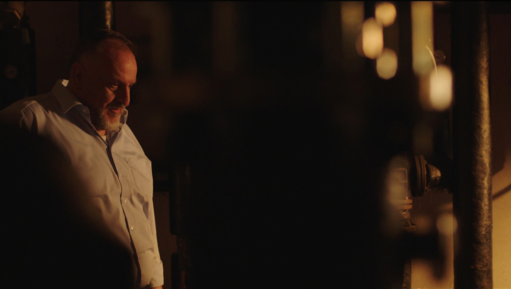 Fotograma del cortometraje de "Ogro" creando un ambiente de suspense jugando con un alto contraste entre luces y sombras