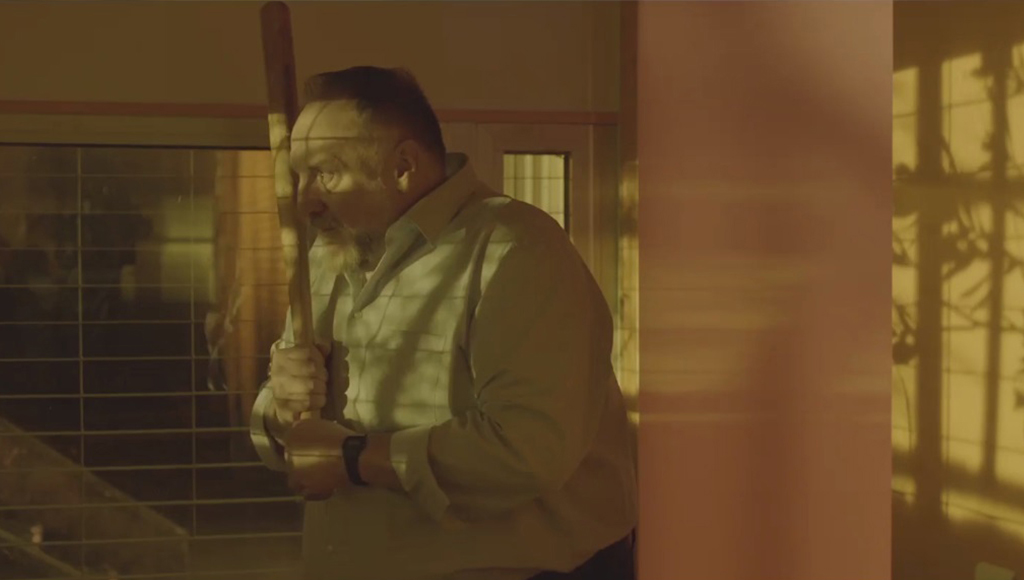 Fotograma del cortometraje de "Ogro" creando un ambiente de intriga gracias a las luces y sombras
