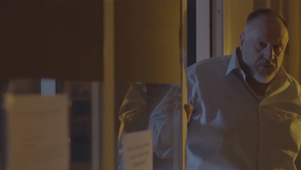 Fotograma del cortometraje de "Ogro" creando un ambiente de suspense con las luces y colores