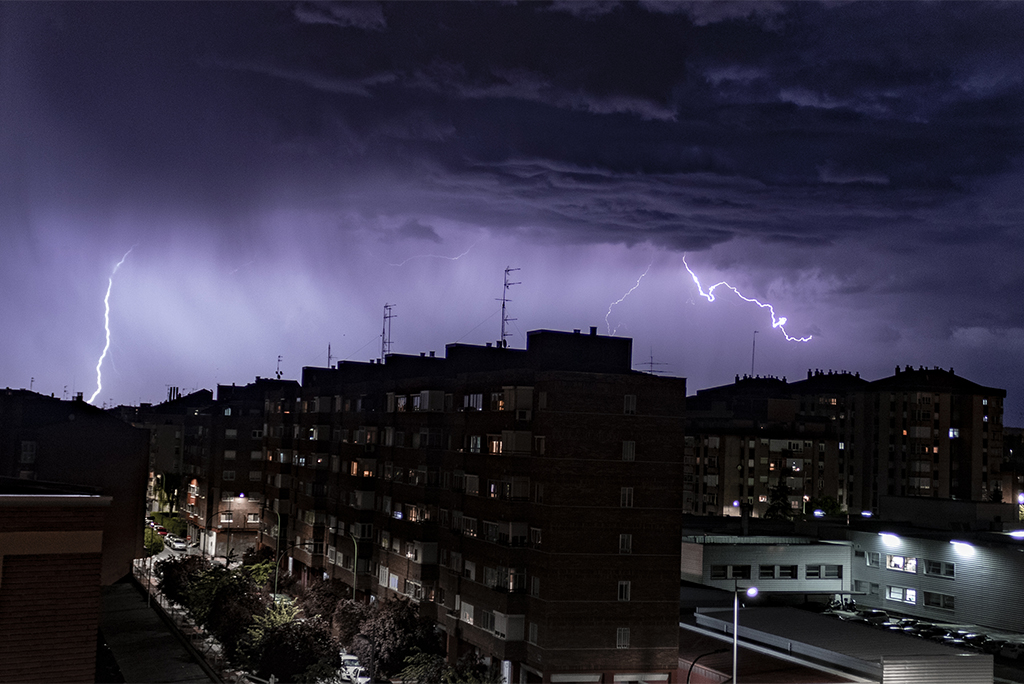 Fotografía de una tormenta consiguiendo capturar varios rayos