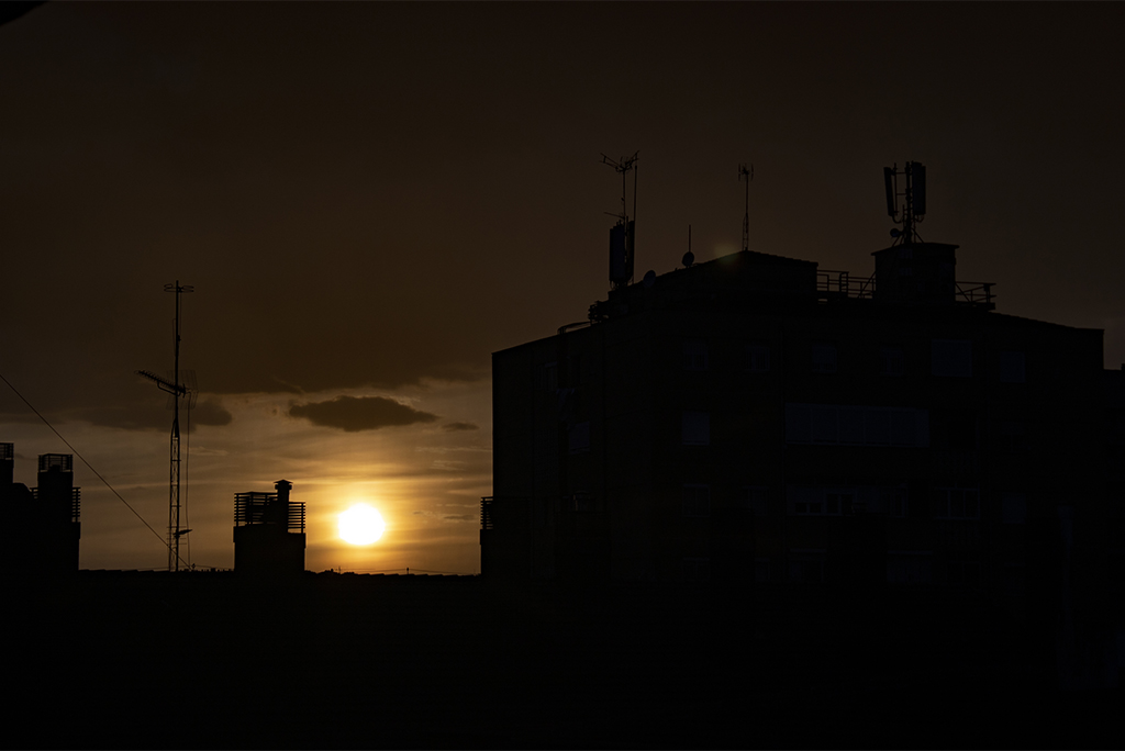 Fotografía de un atardecer con alto contraste