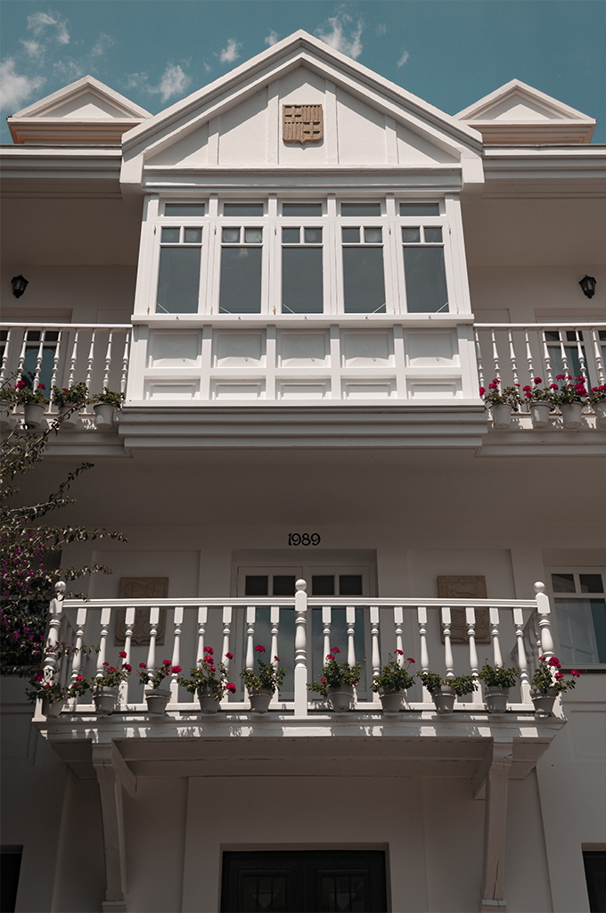 Fotografía de una casa blanca con perspectiva