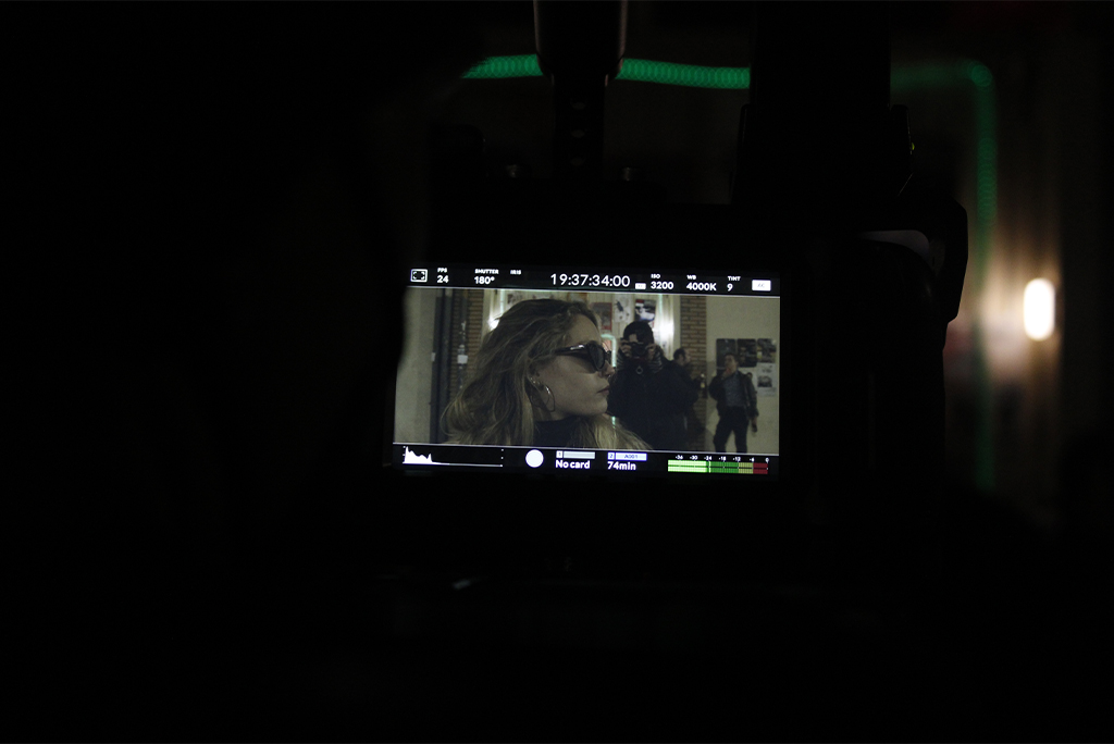 Fotografía de la pantalla de la cámara de grabación con la protagonista en el plano para el making of de "comedores de loto"