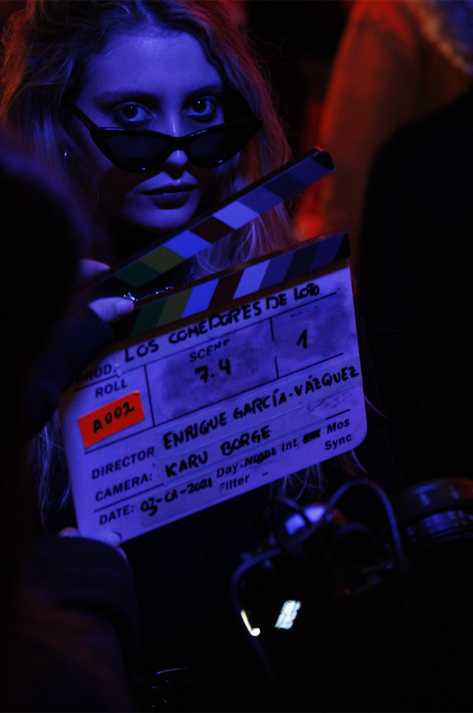 Fotografía de la protagonista con la claqueta para el making of de "comedores de loto"