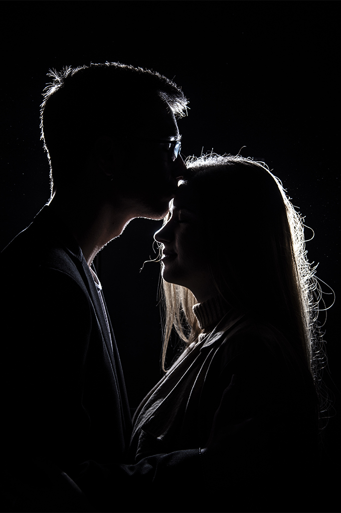 Fotografía de postboda creando contraste y buscando la silueta de la pareja