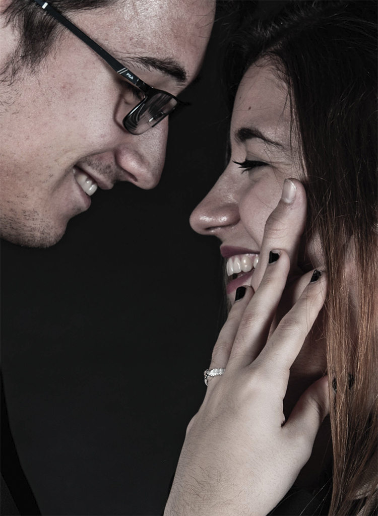 Fotografía de postboda en primer plano captando la esencia de la pareja