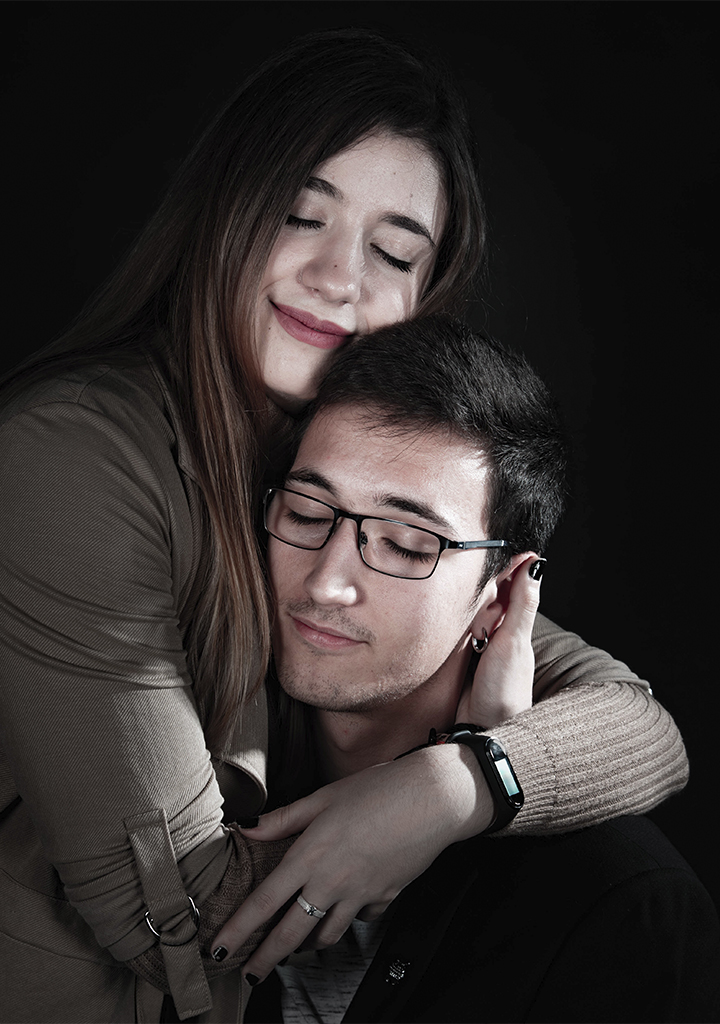 Fotografía de postboda en plano medio con la pareja abrazandose