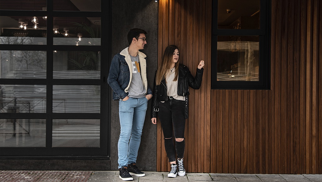 Fotografía de preboda con un tono casual jugando con los colores