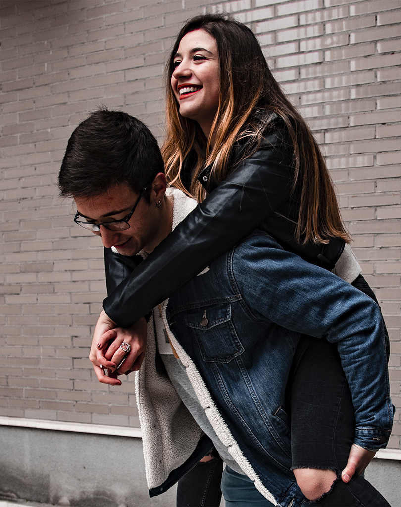 Fotografía de preboda con estilo desenfadado haciendo el caballito