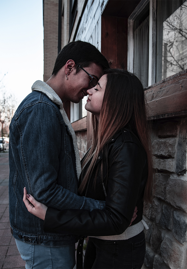 Fotografía de preboda de la pareja dándose un beso