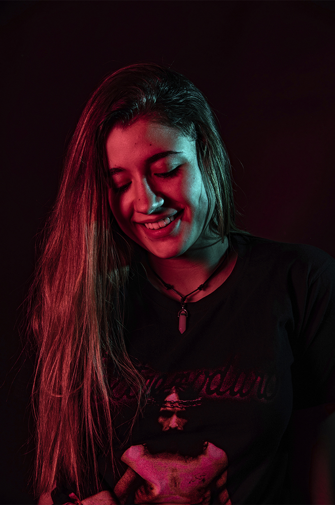 Fotografía retrato de una chica con efecto de luz y color