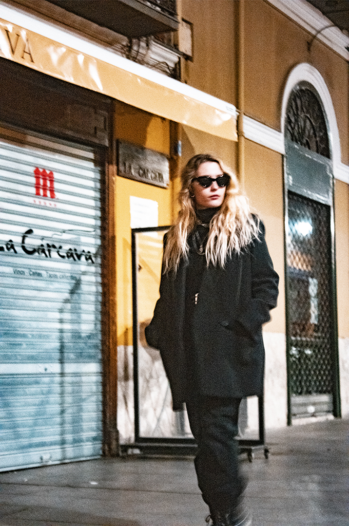 Fotografía retrato de una chica caminando en la calle