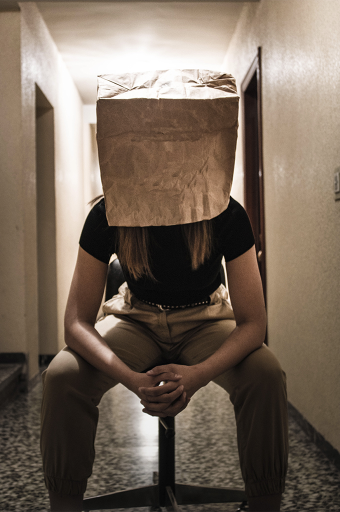 Fotografía artística de una chica con una bolsa en la cabeza