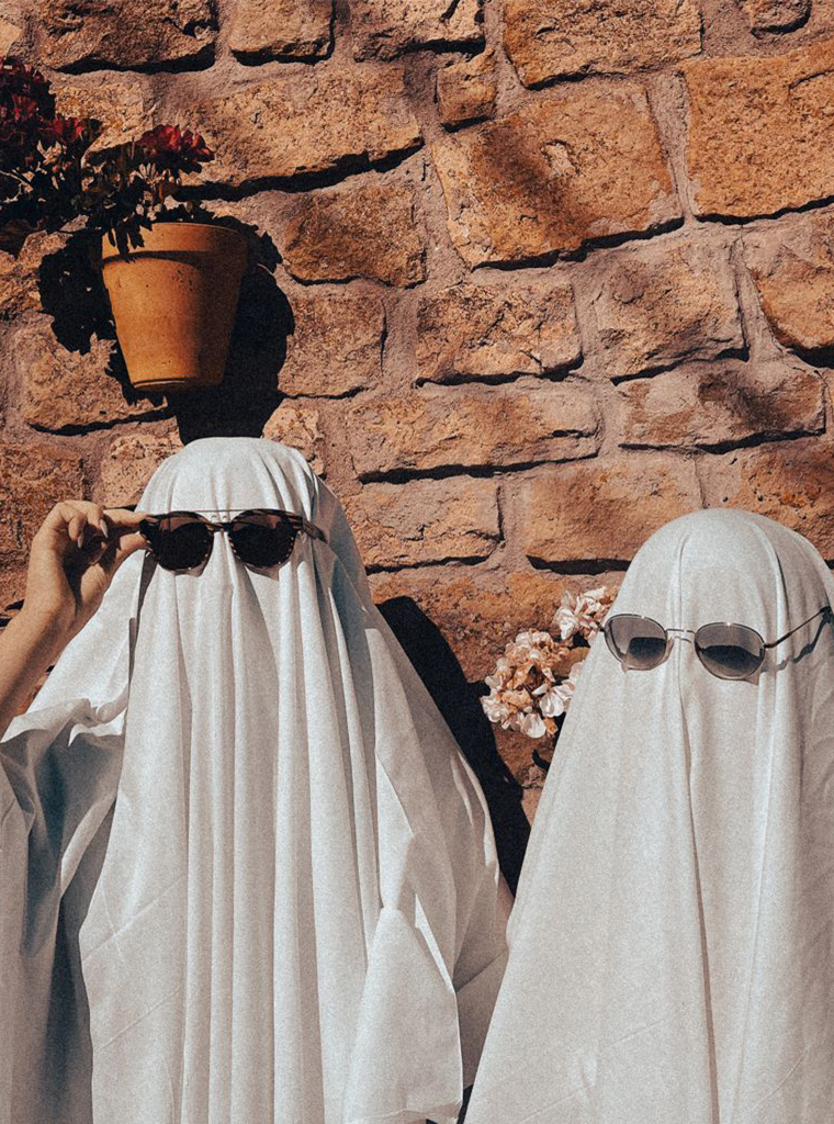 Fotografía artística de dos personas con unas sábanas representando a unos fantasmas